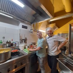 Lebenshilfe Team KLEINSTADTBIOTOP_Lukas & Heli in der Küche vom Restau