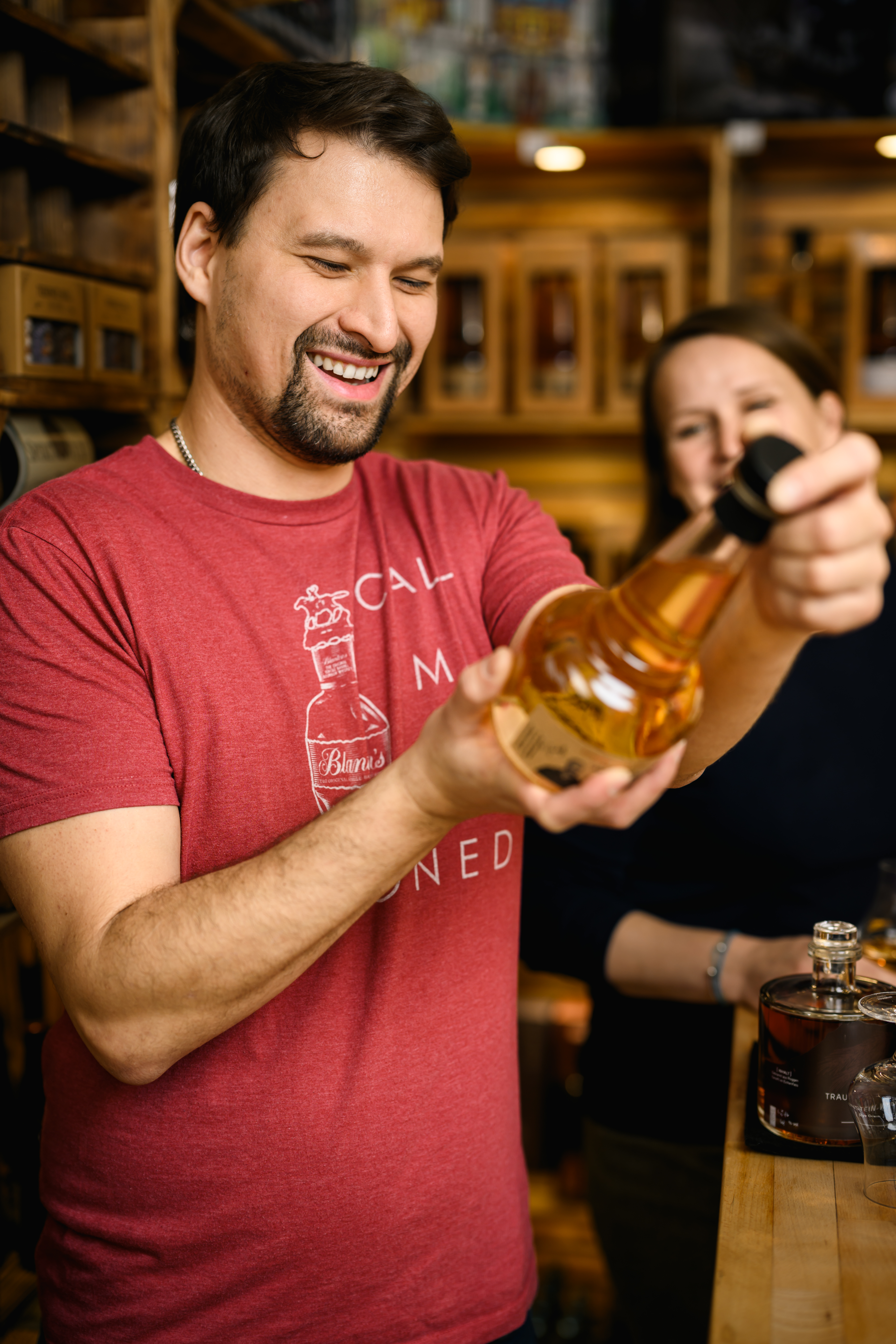 Wolfgang mit einer Spirituosenflasche bei SPIRITWULF