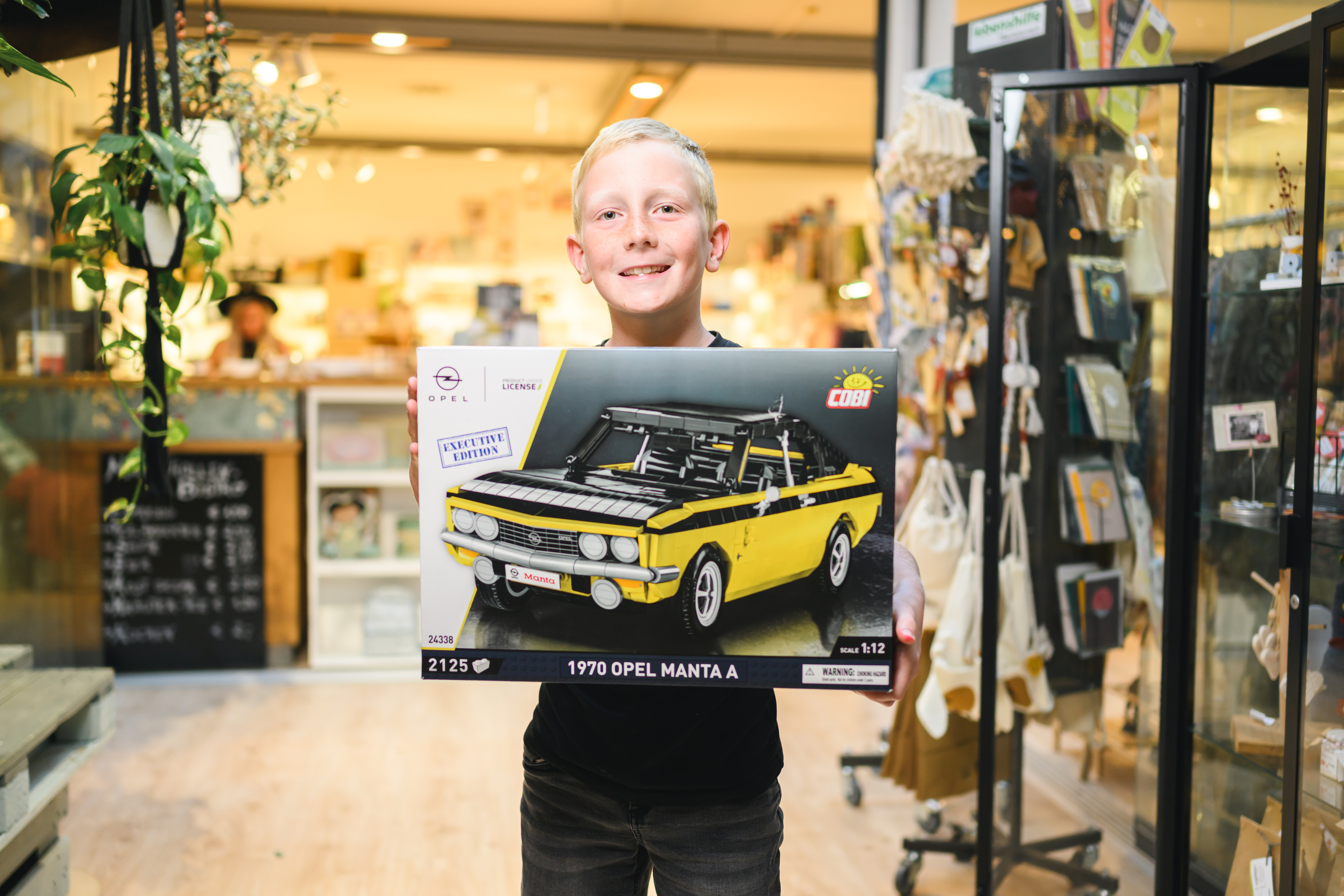 Ein Modellauto aus dem Klemmbausteinsortiment von BRICKWULF