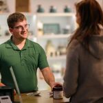 Ein Beschäftigter der Lebenshilfe OÖ an der Markthallenkasse im KLEINSTADTBIOTOP Vöcklabruck_(c) Thomas Koller_klein