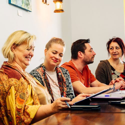 Personen aus dem Verein Kleinstadtbiotop Vöcklabruck bei einer Besprechung_(c)Verein KSB_Thomas Koller_klein